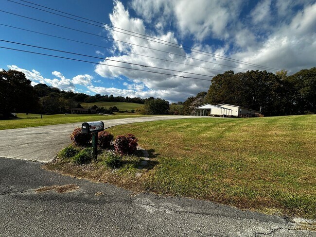 Building Photo - Spacious 4 bedroom/2 bath home for rent - ...