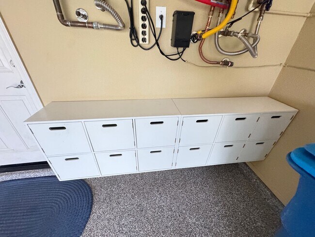 Building Photo - Spacious 4 Bedroom Home with Private Pool!