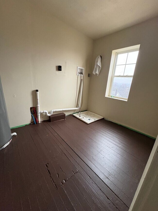 Building Photo - 695 Ewing St