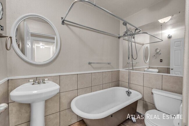 Building Photo - 853 Emeril Ave