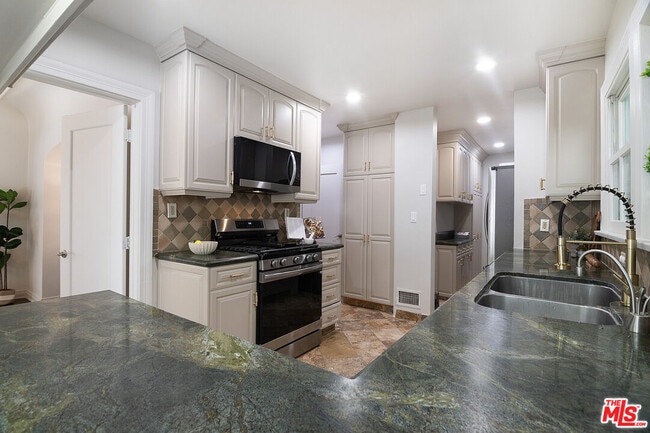 Building Photo - 121 S Poinsettia Pl