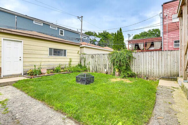Building Photo - 3252 W Wabansia Ave