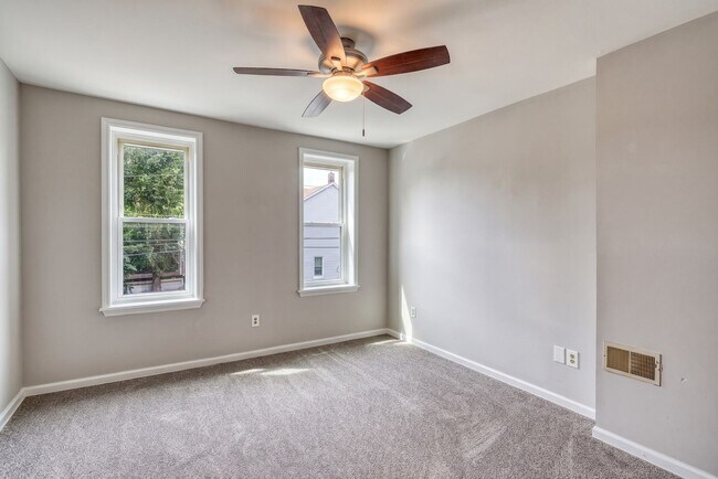Building Photo - Fully Renovated 3 Bedroom, 2 Bathroom Townhouse