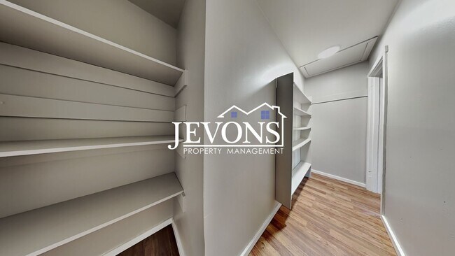 Building Photo - Inviting 2-bedroom 4-plex near Pritchard I...