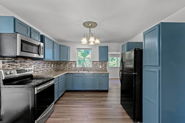 Building Photo - MOVE IN TODAY TO THIS UPDATED 3 BEDROOM HOUSE IN MOON TOWNSHIP! Move-in gift available, a brand-n...