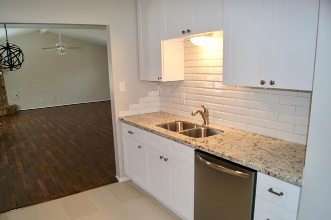 Building Photo - 3322 Sycamore Springs Dr