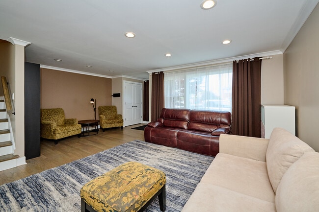 Building Photo - 926 N Boxwood Dr