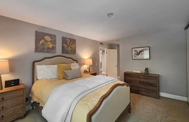 Building Photo - 3BD/2BA – Updated Condo in Coveted Downtow...