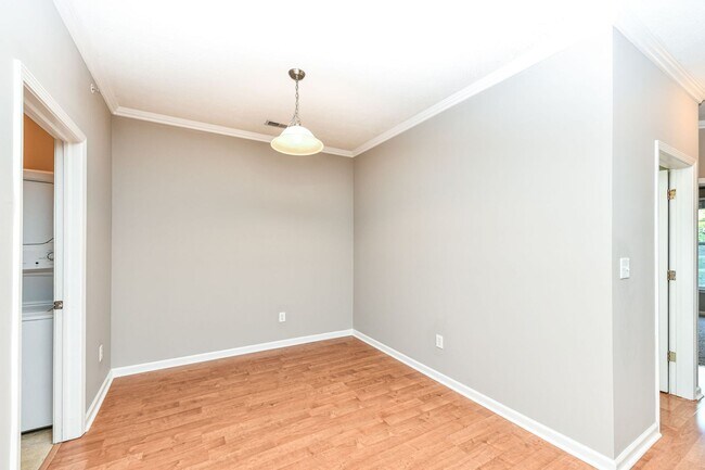 Building Photo - 2 Bed 2 Bath Townhome in Broad Ripple! Nature Trails!