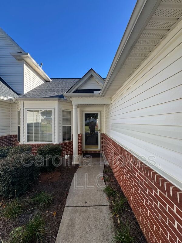 Building Photo - 500 Cliffview Ct