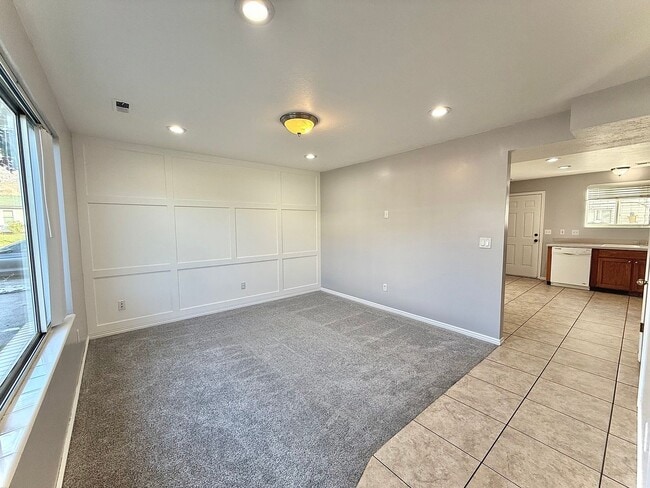 Building Photo - 3 Bedroom Layton Townhome Available Now