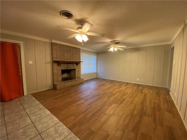 Building Photo - 536 W Yoakum Ave