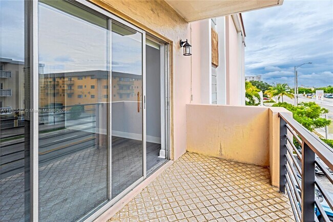 Building Photo - 365 NE 125th St