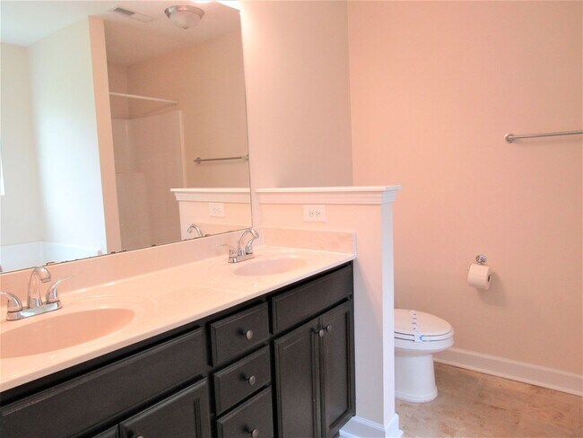 Building Photo - 136 Laredo Dr