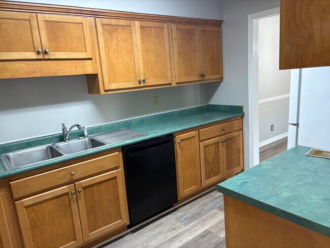 Building Photo - 515 Basswood Ave