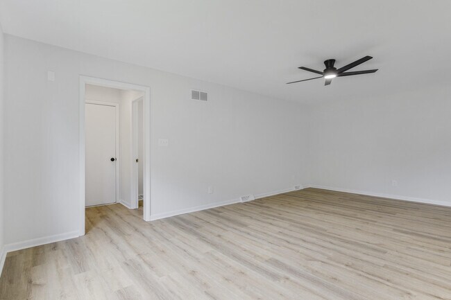Building Photo - 452 Pasadena Dr