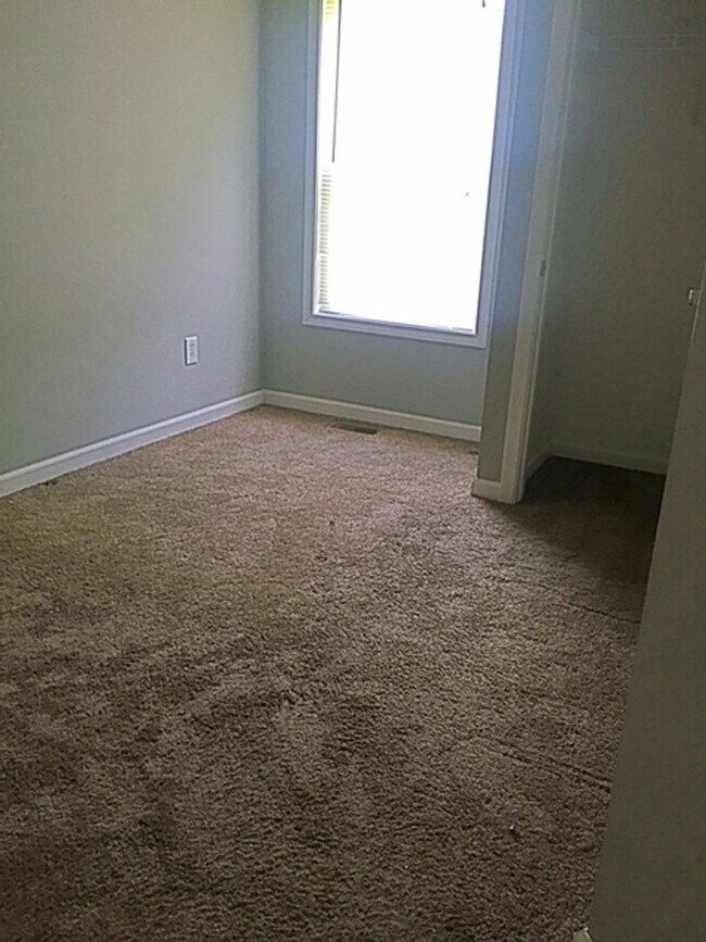 Building Photo - Recently Remodeled and Efficient 3 Bedroom...