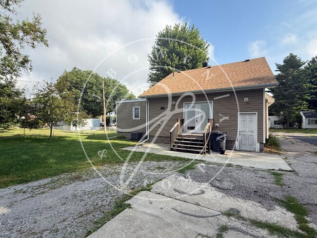 Building Photo - Charming 4 bedroom 2 bathroom close to the University of Toledo.