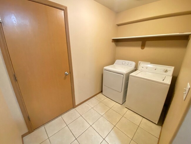 Building Photo - 4 Bed, 2 Bath Home!