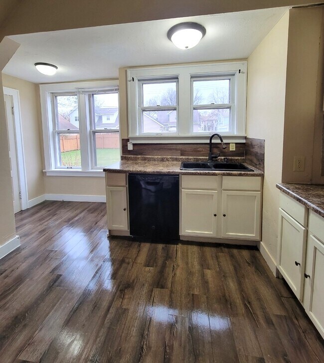 Building Photo - 1024 S 4th Ave