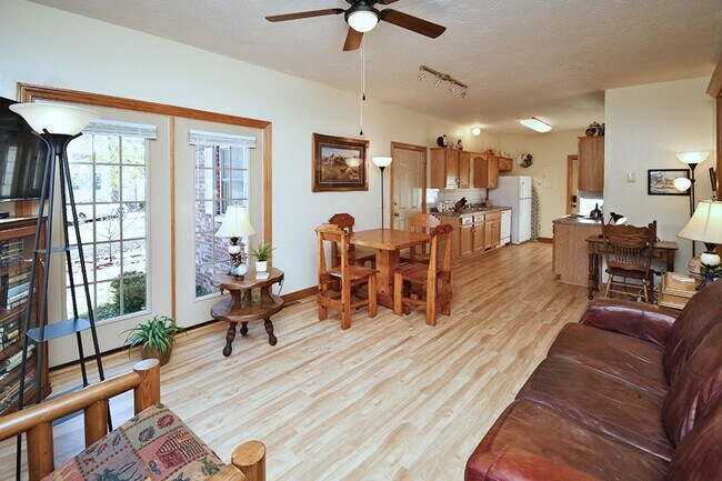 Building Photo - 2 Blocks from MERCY HOSPITAL! FULLY FURNIS...