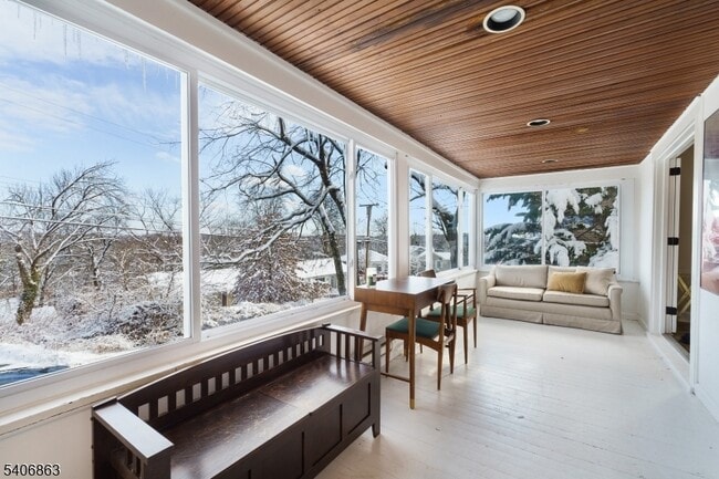 Building Photo - 11 Longview Trail E