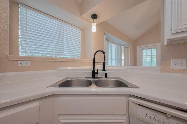 Building Photo - 15827 Beechnut St
