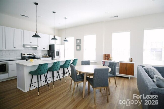 Building Photo - 2925 Commonwealth Ave