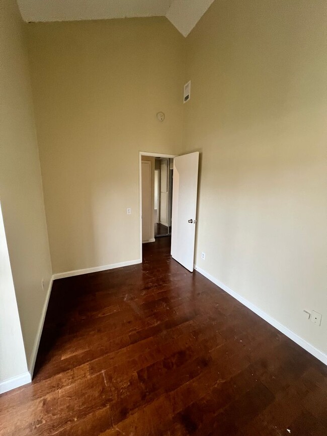 Building Photo - Newbury Park - Two bedroom, one bathroom c...