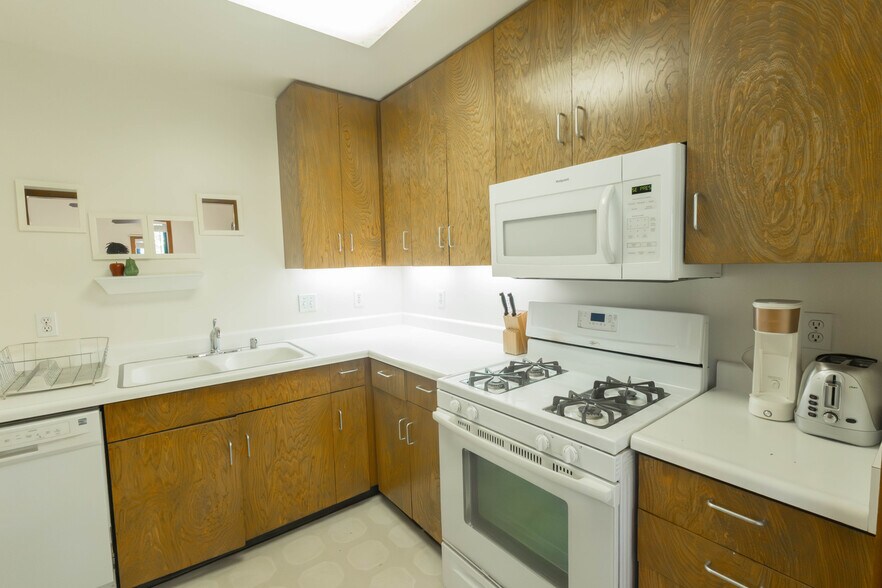 Building Photo - 207 3rd St