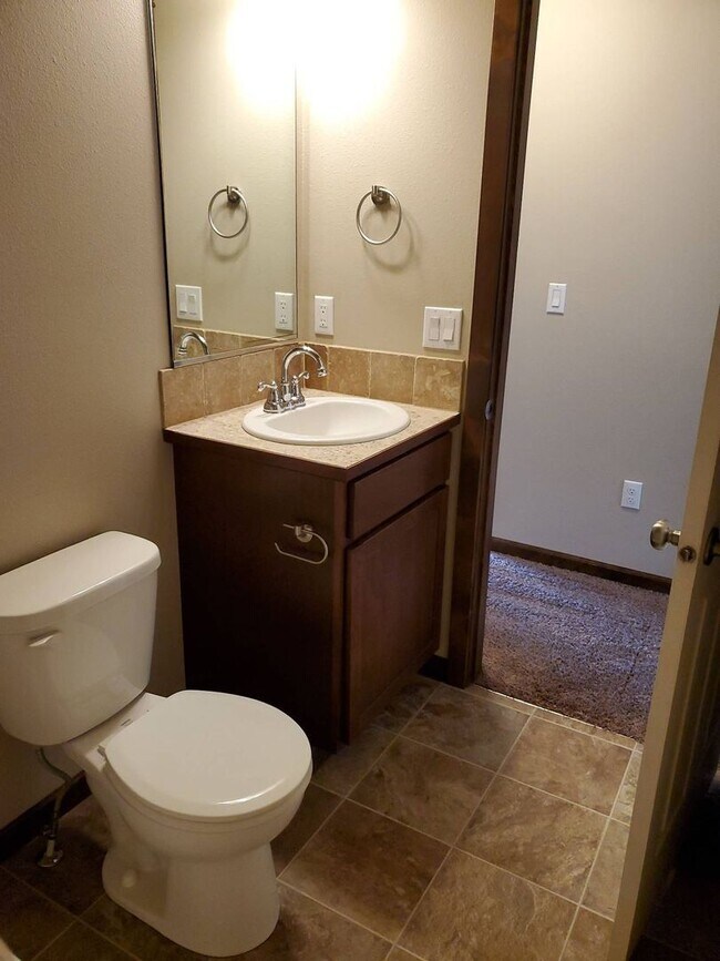 Building Photo - Lovely newer 3 bedroom 2 bath home for ren...