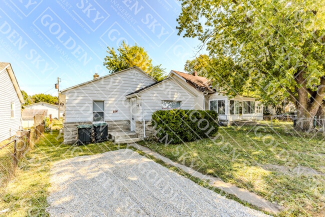 Primary Photo - 2102 S Monroe St