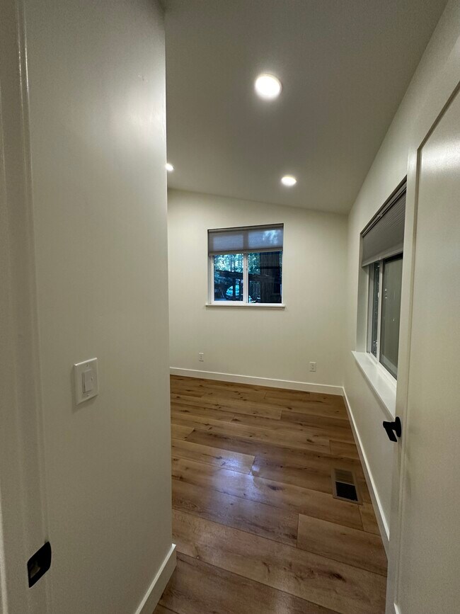 Building Photo - 206 Sequoia Rd