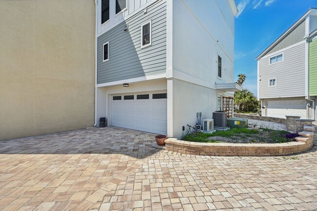 Building Photo - The townhome with ocean views from every room