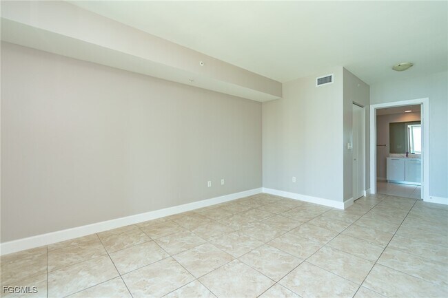 Building Photo - 3000 Oasis Grand Blvd