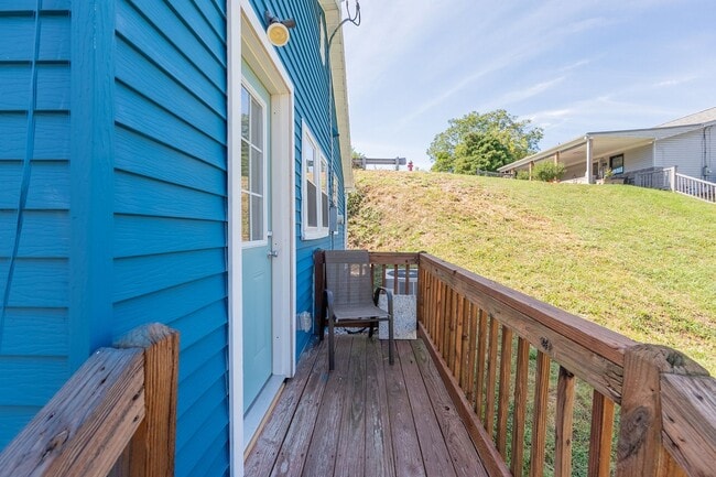 Building Photo - Charming updated 2 bedroom 1 bath home in ...
