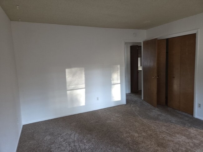 Building Photo - Two bedroom unfurnished in Sierra Tract