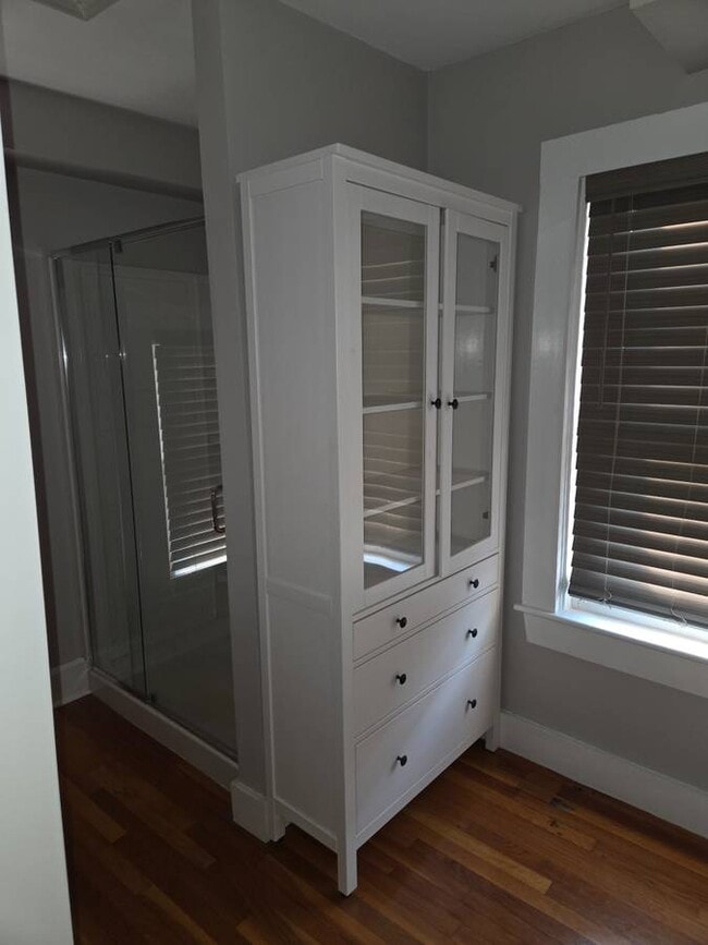 Building Photo - 2-22 Pearl St