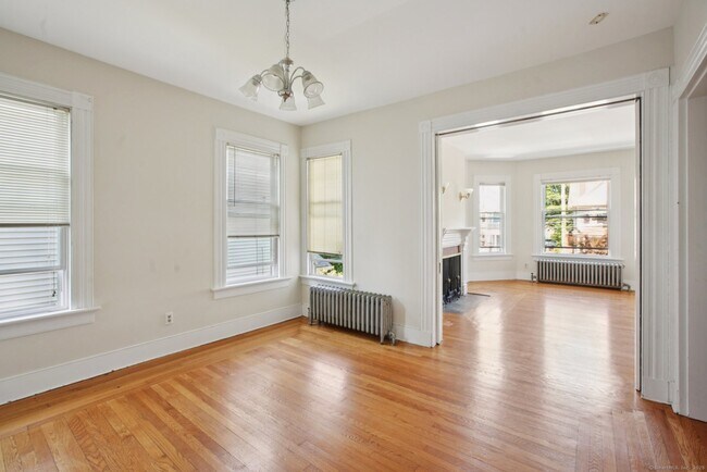 Building Photo - 807 Orange St