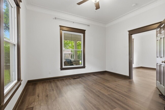 Building Photo - 837 S Kentwood Ave