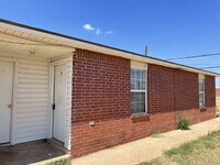 Building Photo - Cute 2 bed 1 bath duplex with large storag...