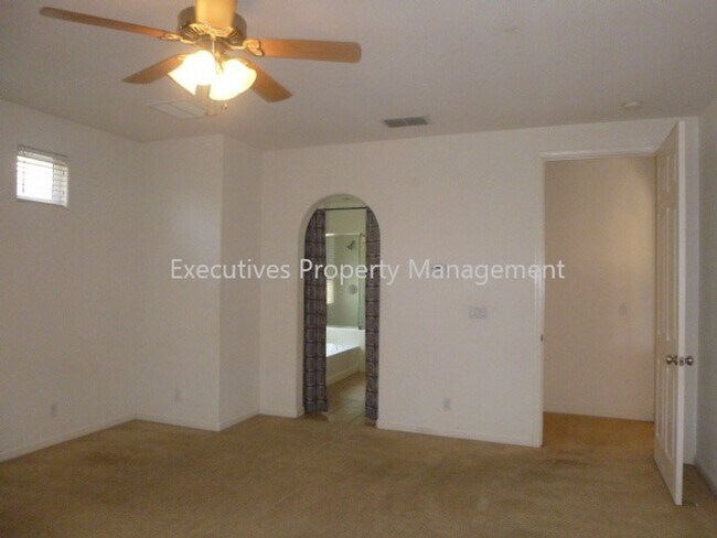 Building Photo - 717 Round Hill Dr