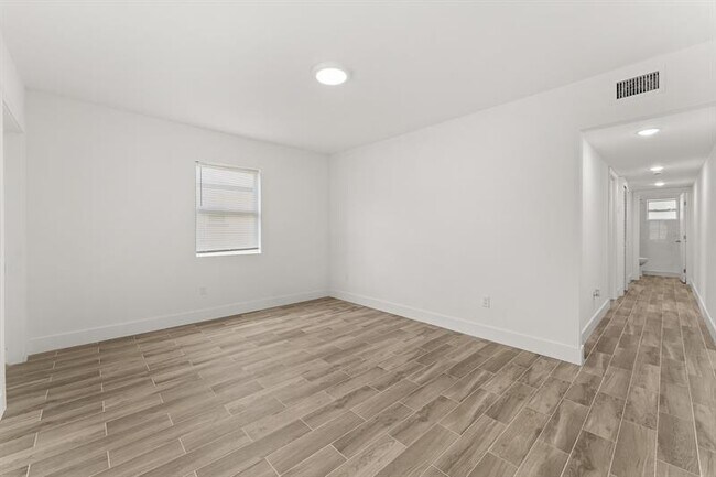 Building Photo - 606 S 13th St
