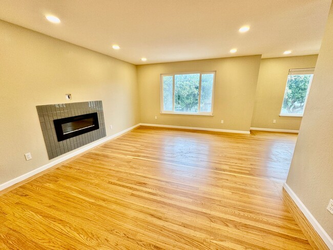 Building Photo - Newly Renovated 5Bed/3Bath Single Family H...