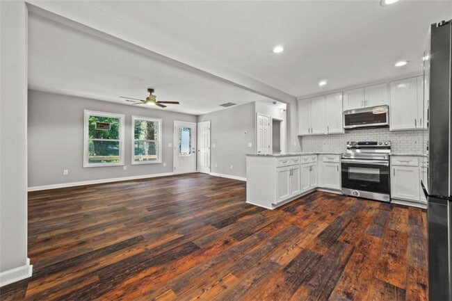 Building Photo - 53 Lucia Dr SE
