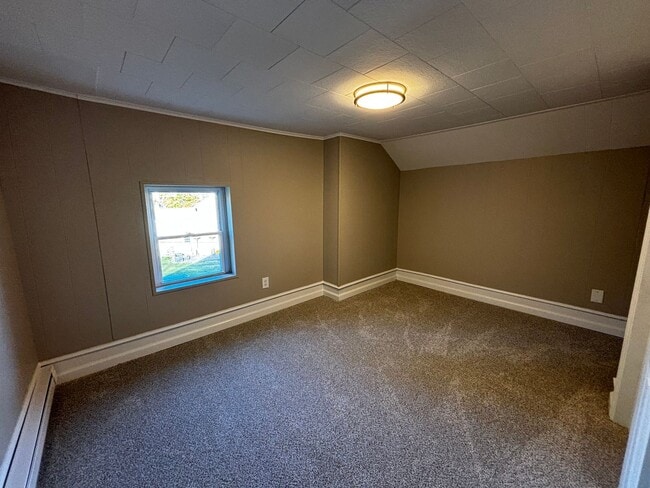 Building Photo - Newly remodeled 3+ bedroom