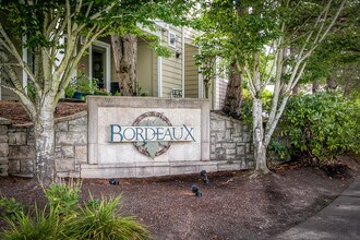 Building Photo - Beautiful 3 Bedroom Bordeaux Condo with 2 ...