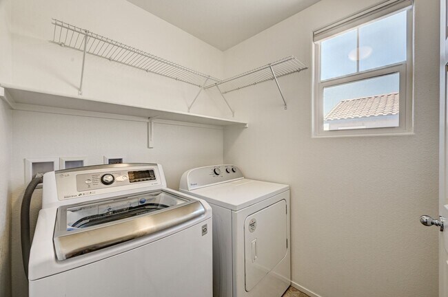 Building Photo - Exquisite Townhome - Life of luxury