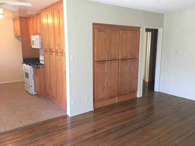 Building Photo - Parr, 10424-10425