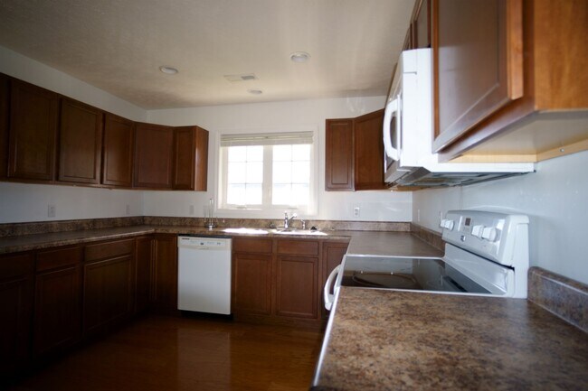 Building Photo - 3 Bed/2 Bath. Master on Main. Close to shopping, US 460, and I-81